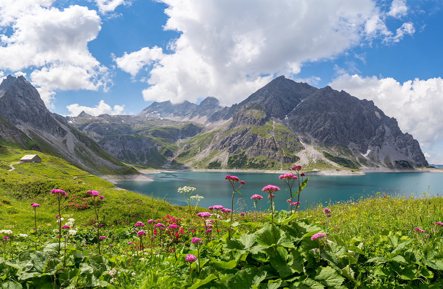 Blick auf einen See mit Bergen im Hintergrund